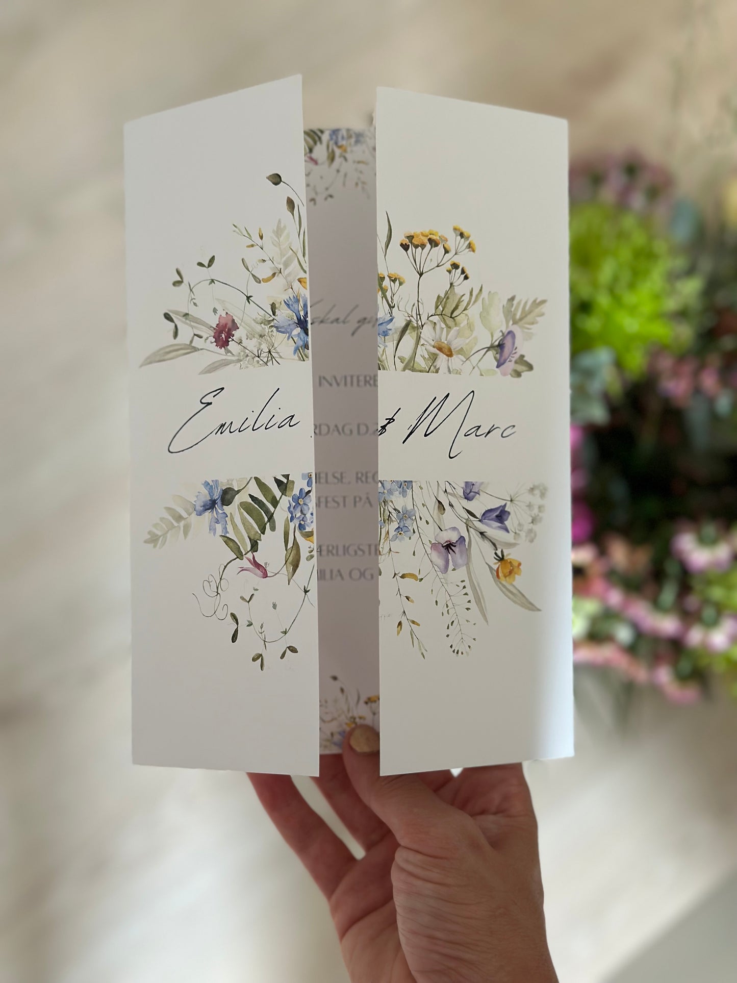 Portfals invitation med vilde farvede blomster