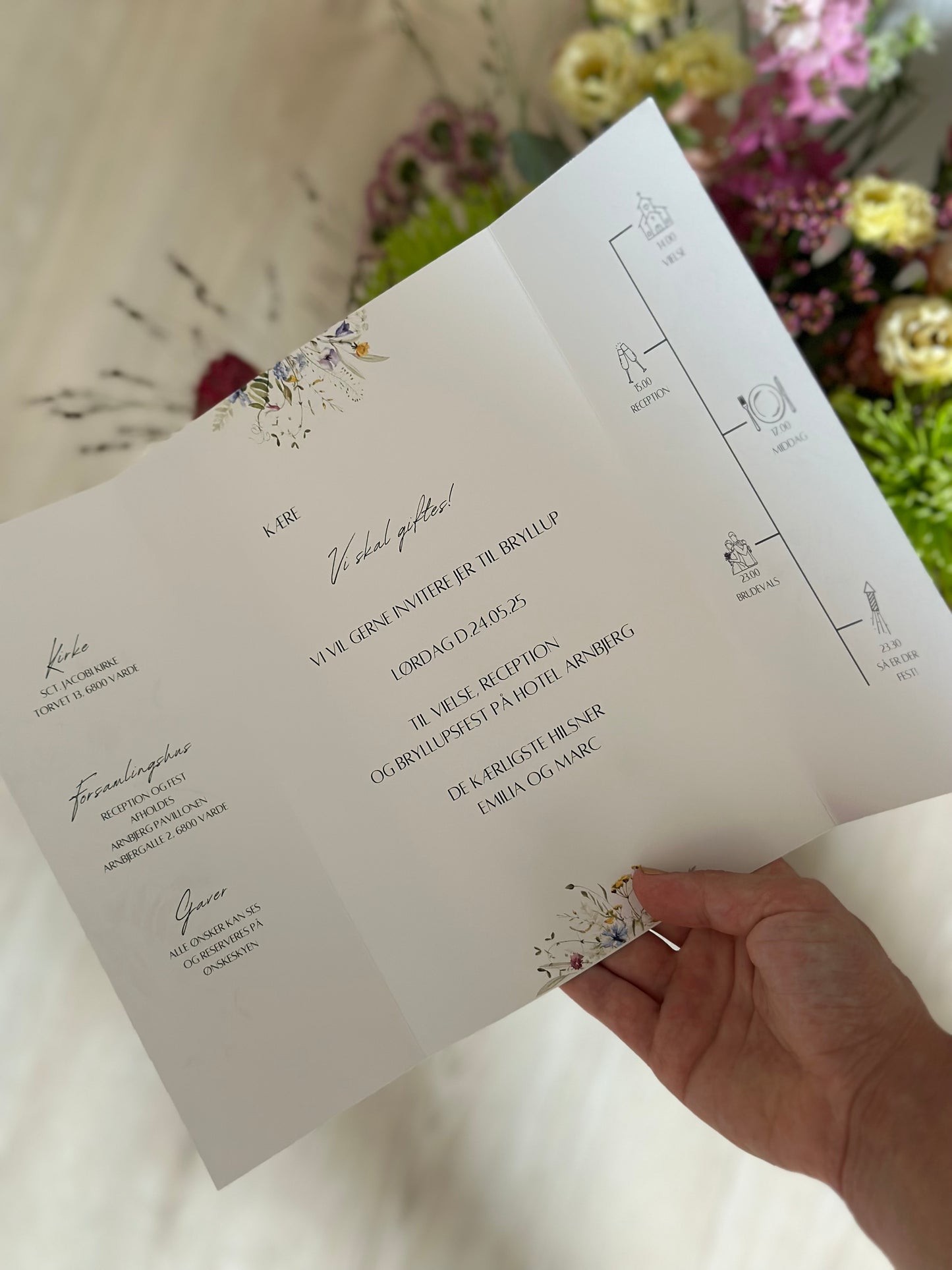 Portfals invitation med vilde farvede blomster